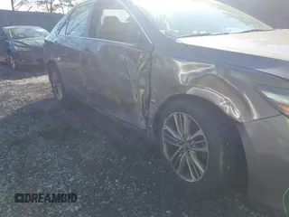 2017 Toyota Camry XLE z VIN 4T1BF1FKXHU389171, wystawiony jako IAAI lot #42202286 z przebiegiem 104 024 mil mil oraz . Historia ofert i sprzedaży dostępna na DreamBid. Obrazek 6.