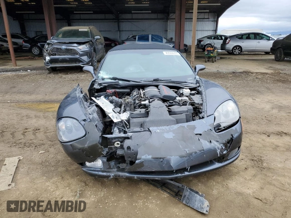 2013 Chevrolet Corvette z VIN 1G1YE3DW8D5107495, wystawiony jako Copart lot #43550355 z przebiegiem Nie podano mil oraz Szkoda całkowita • Salvage title. Historia ofert i sprzedaży dostępna na DreamBid. Obrazek 5.