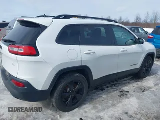 2015 Jeep Cherokee Latitude z VIN 1C4PJMCB3FW794479, wystawiony jako IAAI lot #41680588 z przebiegiem 80 393 mil mil oraz . Historia ofert i sprzedaży dostępna na DreamBid. Obrazek 4.