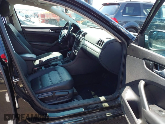 2015 Volkswagen Passat Limited Edition Edition z VIN 1VWAT7A37FC111548, wystawiony jako IAAI lot #42363364 z przebiegiem 198 619 mil mil oraz . Historia ofert i sprzedaży dostępna na DreamBid. Obrazek 5.