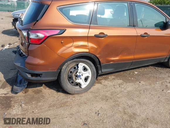 2017 Ford Escape S z VIN 1FMCU0F79HUC31792, wystawiony jako IAAI lot #42377599 z przebiegiem 98 300 mil mil oraz . Historia ofert i sprzedaży dostępna na DreamBid. Obrazek 19.