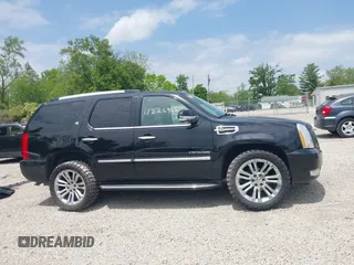2012 Cadillac Escalade z VIN 1GYS4EEJ2CR142517, wystawiony jako IAAI lot #42269852 z przebiegiem 127 807 mil mil oraz . Historia ofert i sprzedaży dostępna na DreamBid. Obrazek 14.
