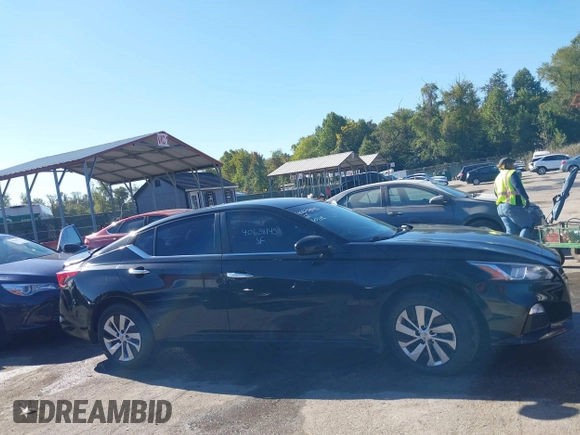 2019 Nissan Altima 2.5 S with VIN 1N4BL4BW6KC189236, listed as a IAAI auction lot 40638145 with 147,457 mi miles. Bid and sale history available at carsss.com. Image 13.