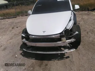2022 Tesla Model Y Long Range z VIN 7SAYGDEE3NF385933, wystawiony jako IAAI lot #42059675 z przebiegiem 88 488 mil mil oraz . Historia ofert i sprzedaży dostępna na DreamBid. Obrazek 6.
