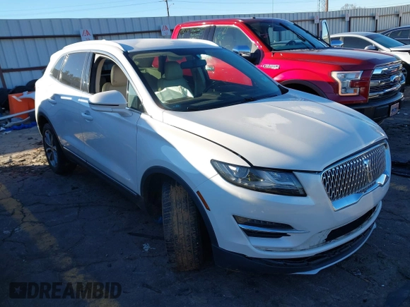 2019 Lincoln MKC Select z VIN 5LMCJ2D9XKUL17108, wystawiony jako IAAI lot #41045354 z przebiegiem 109 798 mil mil oraz . Historia ofert i sprzedaży dostępna na DreamBid. Obrazek 1.