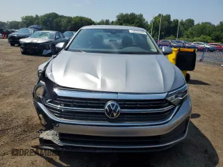 2024 Volkswagen Jetta S z VIN 3VW5M7BU0RM056871, wystawiony jako Copart lot #66462825 z przebiegiem 25 890 mil mil oraz Czysty tytuł • Clean title. Historia ofert i sprzedaży dostępna na DreamBid. Obrazek 5.