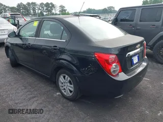 2015 Chevrolet Sonic LT z VIN 1G1JC5SHXF4131748, wystawiony jako IAAI lot #42229755 z przebiegiem 227 505 mil mil oraz . Historia ofert i sprzedaży dostępna na DreamBid. Obrazek 3.