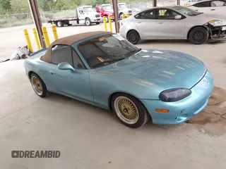 2001 Mazda MX-5 Miata z VIN JM1NB353510200779, wystawiony jako IAAI lot #42479005 z przebiegiem 157 269 mil mil oraz . Historia ofert i sprzedaży dostępna na DreamBid. Obrazek 1.