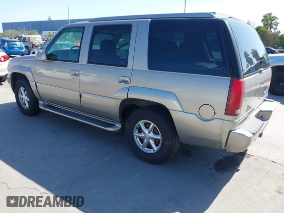 1999 Cadillac Escalade z VIN 1GYEK13R4XR419503, wystawiony jako IAAI lot #42215638 z przebiegiem 174 381 mil mil oraz . Historia ofert i sprzedaży dostępna na DreamBid. Obrazek 3.