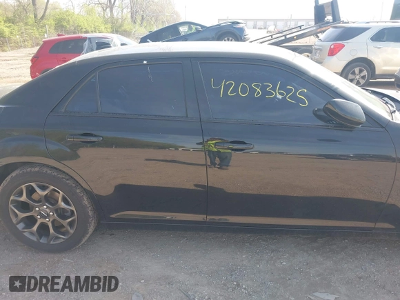 2016 Chrysler 300 S z VIN 2C3CCAGG4GH217056, wystawiony jako IAAI lot #42083625 z przebiegiem 90 977 mil mil oraz . Historia ofert i sprzedaży dostępna na DreamBid. Obrazek 13.