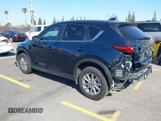 2023 Mazda CX-5 S Carbon Edition z VIN JM3KFBCM7P0197669, wystawiony jako IAAI lot #41992110 z przebiegiem 15 476 mil mil oraz . Historia ofert i sprzedaży dostępna na DreamBid. Obrazek 3.