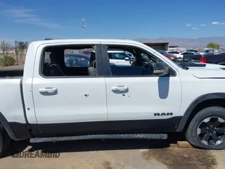 2022 Ram 1500 Rebel z VIN 1C6SRFLT4NN357352, wystawiony jako IAAI lot #41881613 z przebiegiem 31 285 mil mil oraz . Historia ofert i sprzedaży dostępna na DreamBid. Obrazek 12.