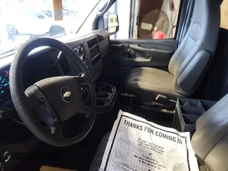 2013 Chevrolet Express Cargo z VIN 1GCSGAFX1D1169555, wystawiony jako IAAI lot #42530668 z przebiegiem 207 358 mil mil oraz . Historia ofert i sprzedaży dostępna na DreamBid. Obrazek 21.