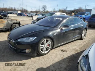 2015 Tesla Model S 85D with VIN 5YJSA1H42FF089907, listed as a Copart auction lot 43121795 with 70,386 mi miles and Salvage Title. Bid and sale history available at carsss.com. Image 1.