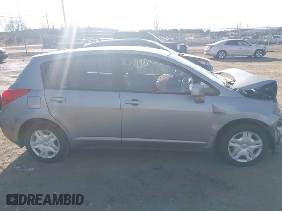 2011 Nissan Versa S z VIN 3N1BC1CP5BL517754, wystawiony jako IAAI lot #41675383 z przebiegiem 125 000 mil mil oraz . Historia ofert i sprzedaży dostępna na DreamBid. Obrazek 14.