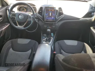 2018 Jeep Cherokee Latitude z VIN 1C4PJMCB7JD509688, wystawiony jako Copart lot #57351485 z przebiegiem 223 464 mil mil oraz Szkoda całkowita • Salvage title. Historia ofert i sprzedaży dostępna na DreamBid. Obrazek 8.