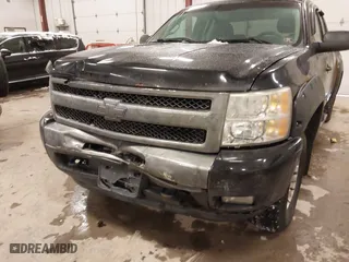 2010 Chevrolet Silverado 1500 LT with VIN 1GCSKSE33AZ150361, listed as a IAAI auction lot 41589213 with 197,263 mi miles. Bid and sale history available at carsss.com. Image 6.