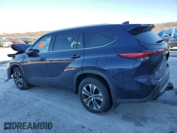2021 Toyota Highlander XLE with VIN 5TDGZRBH5MS107592, listed as a Copart auction lot 54140165 with 4,957 mi miles and Salvage title. Bid and sale history available at DreamBid. Image 2.