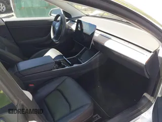 2020 Tesla Model 3 Performance z VIN 5YJ3E1EC2LF587069, wystawiony jako IAAI lot #42063691 z przebiegiem Nie podano mil oraz . Historia ofert i sprzedaży dostępna na DreamBid. Obrazek 5.