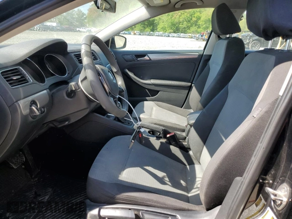 2017 Volkswagen Jetta S z VIN 3VW2B7AJXHM319558, wystawiony jako Copart lot #54708105 z przebiegiem 108 476 mil mil oraz Czysty tytuł • Clean title. Historia ofert i sprzedaży dostępna na DreamBid. Obrazek 7.