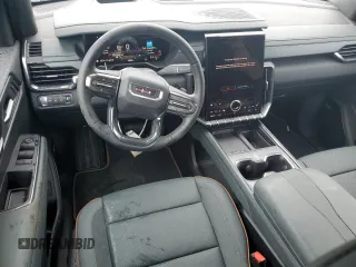 2024 GMC Acadia AWD AT4 z VIN 1GKENPKS8RJ231092, wystawiony jako Copart lot #55136345 z przebiegiem 3800 mil mil oraz Szkody całkowita. Historia ofert i sprzedaży dostępna na DreamBid. Obrazek 8.