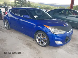 2012 Hyundai Veloster w/Gray Int z VIN KMHTC6AD0CU034683, wystawiony jako IAAI lot #42395112 z przebiegiem 134 388 mil mil oraz . Historia ofert i sprzedaży dostępna na DreamBid. Obrazek 1.