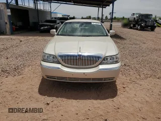 2003 Lincoln Town Car Cartier z VIN 1LNHM83WX3Y625786, wystawiony jako Copart lot #57758395 z przebiegiem 132 988 mil mil oraz Szkoda całkowita • Salvage title. Historia ofert i sprzedaży dostępna na DreamBid. Obrazek 5.