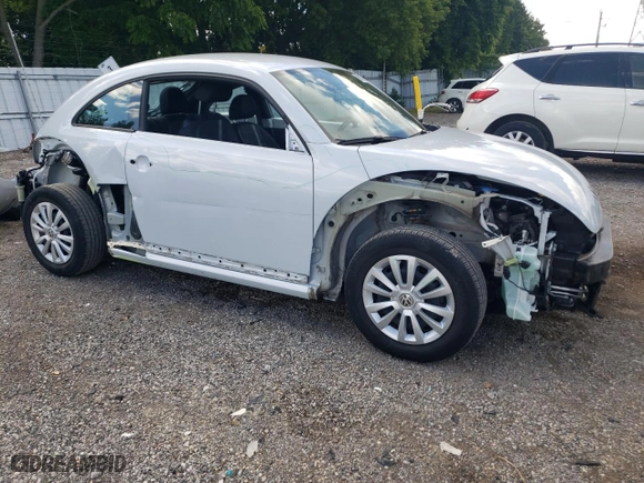 2018 Volkswagen Beetle SE with VIN 3VWJD7AT1JM717772, listed as a Copart auction lot 59819964 with 63,690 mi miles and Salvage Title. Bid and sale history available at carsss.com. Image 4.