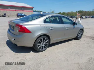 2015 Volvo S60 T5 Drive-E Premier z VIN YV126MFB8F2302747, wystawiony jako IAAI lot #42247878 z przebiegiem 95 591 mil mil oraz . Historia ofert i sprzedaży dostępna na DreamBid. Obrazek 4.