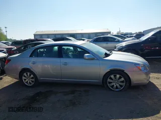 2005 Toyota Avalon XL z VIN 4T1BK36B95U050498, wystawiony jako IAAI lot #42220560 z przebiegiem 140 222 mil mil oraz . Historia ofert i sprzedaży dostępna na DreamBid. Obrazek 13.