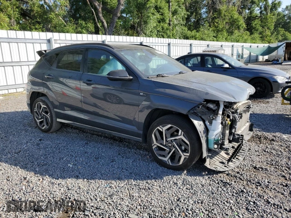 2024 Hyundai Kona N Line z VIN KM8HACA33RU056347, wystawiony jako Copart lot #54813225 z przebiegiem 40 756 mil mil oraz Szkoda całkowita • Salvage title. Historia ofert i sprzedaży dostępna na DreamBid. Obrazek 4.
