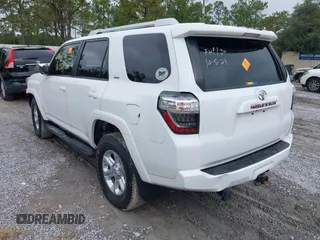 2018 Toyota 4Runner SR5 z VIN JTEBU5JR9J5610308, wystawiony jako IAAI lot #37802713 z przebiegiem 64 200 mil mil oraz . Historia ofert i sprzedaży dostępna na DreamBid. Obrazek 3.