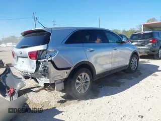 2019 Kia Sorento LX V6 with VIN 5XYPG4A59KG558518, listed as a IAAI auction lot 41808458 with 110,454 mi miles. Bid and sale history available at carsss.com. Image 4.
