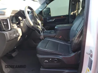2024 GMC Sierra 3500HD Denali z VIN 1GT49WEY9RF106062, wystawiony jako Copart lot #74111274 z przebiegiem Nie podano mil oraz Nie do naprawy • Non repairable. Historia ofert i sprzedaży dostępna na DreamBid. Obrazek 7.