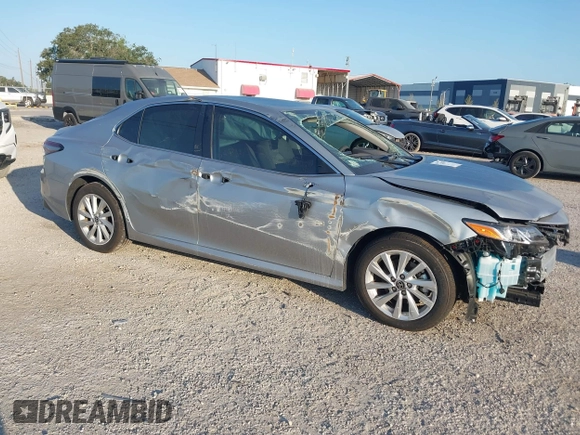 2023 Toyota Camry LE z VIN 4T1C11AK2PU125757, wystawiony jako IAAI lot #42128196 z przebiegiem 5 777 mil mil oraz . Historia ofert i sprzedaży dostępna na DreamBid. Obrazek 1.