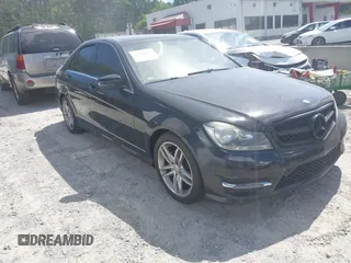 2013 Mercedes-Benz C 250 Sport z VIN WDDGF4HB5DA827184, wystawiony jako IAAI lot #42331098 z przebiegiem 172 158 mil mil oraz . Historia ofert i sprzedaży dostępna na DreamBid. Obrazek 1.