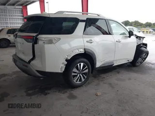 2024 Nissan Pathfinder SL z VIN 5N1DR3CA7RC312806, wystawiony jako IAAI lot #41354638 z przebiegiem 1 148 mil mil oraz . Historia ofert i sprzedaży dostępna na DreamBid. Obrazek 4.