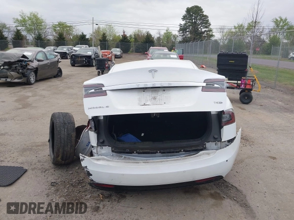 2017 Tesla Model S 100D z VIN 5YJSA1E24HF195488, wystawiony jako IAAI lot #42073744 z przebiegiem 108 577 mil mil oraz . Historia ofert i sprzedaży dostępna na DreamBid. Obrazek 17.