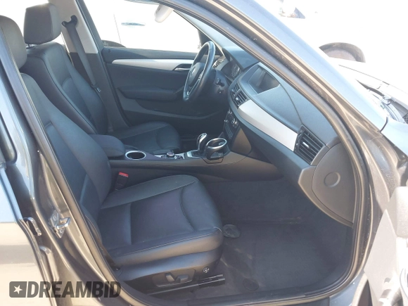 2014 BMW X1 sDrive28i z VIN WBAVM1C57EVW47767, wystawiony jako IAAI lot #41867313 z przebiegiem 90 431 mil mil oraz . Historia ofert i sprzedaży dostępna na DreamBid. Obrazek 5.