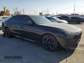2024 BMW i7 eDrive50 z VIN WBY43EJ06RCP21065, wystawiony jako Copart lot #72276944 z przebiegiem 21 066 mil mil oraz Szkody całkowita. Historia ofert i sprzedaży dostępna na DreamBid. Obrazek 4.