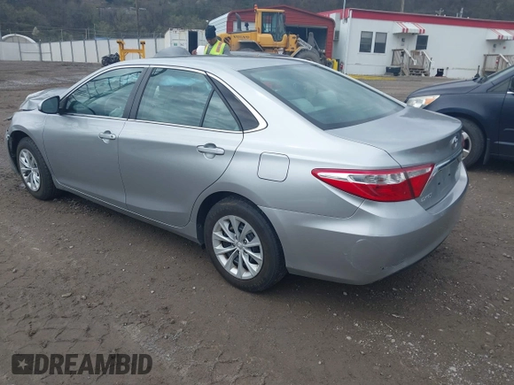 2015 Toyota Camry XLE with VIN 4T4BF1FK4FR498406, listed as a IAAI auction lot 41945968 with 178,070 mi miles. Bid and sale history available at carsss.com. Image 3.