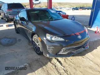 2017 Toyota 86 z VIN JF1ZNAA13H8703861, wystawiony jako IAAI lot #42150363 z przebiegiem 104 812 mil mil oraz . Historia ofert i sprzedaży dostępna na DreamBid. Obrazek 1.