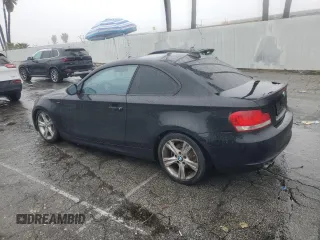 2011 BMW 1 Series 128i z VIN WBAUP9C56BVL89657, wystawiony jako Copart lot #45222005 z przebiegiem 164 686 mil mil oraz Szkody całkowita. Historia ofert i sprzedaży dostępna na DreamBid. Obrazek 2.