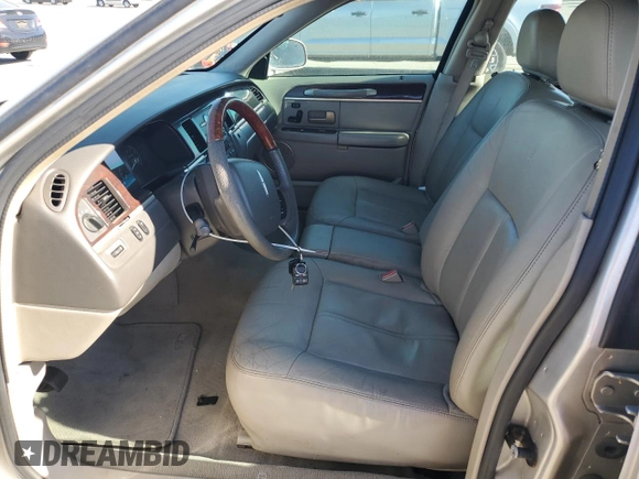 2006 Lincoln Town Car Signature Limited z VIN 1LNHM82W66Y650111, wystawiony jako Copart lot #56553695 z przebiegiem 184 625 mil mil oraz Czysty tytuł • Clean title. Historia ofert i sprzedaży dostępna na DreamBid. Obrazek 7.