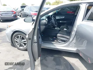 2024 Kia Forte LXS z VIN 3KPF24AD1RE748029, wystawiony jako IAAI lot #42107090 z przebiegiem 27 832 mil mil oraz . Historia ofert i sprzedaży dostępna na DreamBid. Obrazek 5.