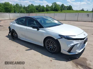 2025 Toyota Camry LE z VIN 4T1DAACK2SU054828, wystawiony jako IAAI lot #42136967 z przebiegiem 10 310 mil mil oraz . Historia ofert i sprzedaży dostępna na DreamBid. Obrazek 1.