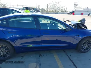 2025 Tesla Model 3 Long Range z VIN 5YJ3E1EB9SF886175, wystawiony jako IAAI lot #41648473 z przebiegiem 395 mil mil oraz . Historia ofert i sprzedaży dostępna na DreamBid. Obrazek 13.