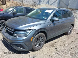 2022 Volkswagen Tiguan SE with VIN 3VV2B7AXXNM019538, listed as a IAAI auction lot 42109211 with 30,576 mi miles and . Bid and sale history available at DreamBid. Image 2.