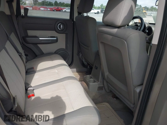 2007 Dodge Nitro SLT z VIN 1D8GT58KX7W689384, wystawiony jako IAAI lot #42139632 z przebiegiem 242 166 mil mil oraz . Historia ofert i sprzedaży dostępna na DreamBid. Obrazek 8.