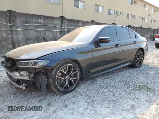 2021 BMW 5 Series M550i xDrive z VIN WBA13BK01MCF94977, wystawiony jako Copart lot #79811904 z przebiegiem 30 245 mil mil oraz Nie do naprawy • Non repairable. Historia ofert i sprzedaży dostępna na DreamBid. Obrazek 1.